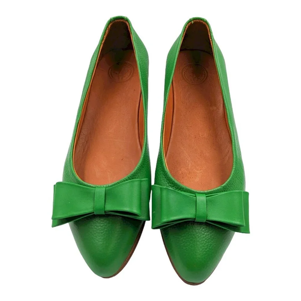 NIB Two Pretty Girls Handcrafted Green Leather Ballet Flats - Bow Detail -